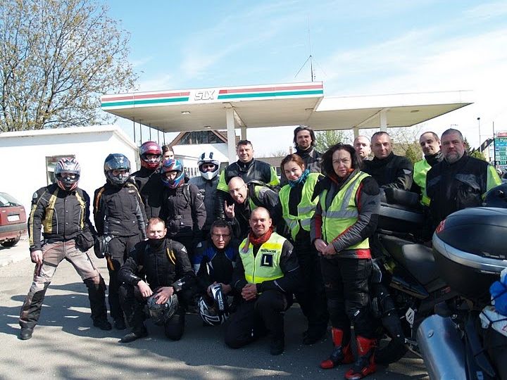 Women Who Ride: Group photo during a ride to Budapest