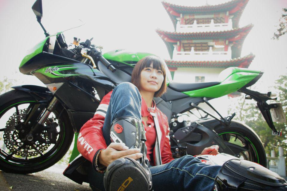 Coral Yang with her Kawasaki ZX-6R in front of a temple in Taiwan